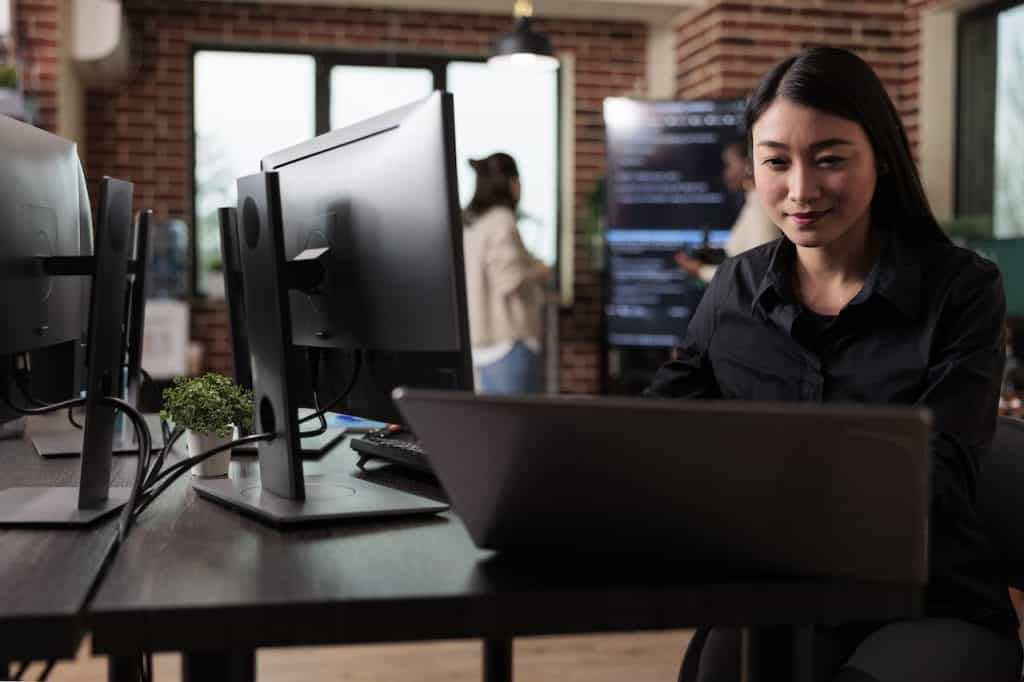 employee using laptop for mdr